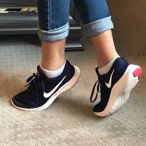 navy blue nike running shoes